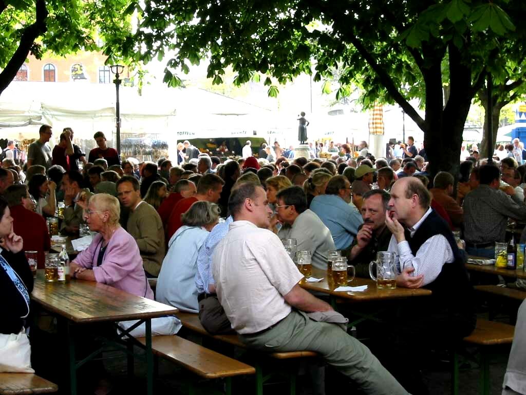 Nachbarn im Biergarten